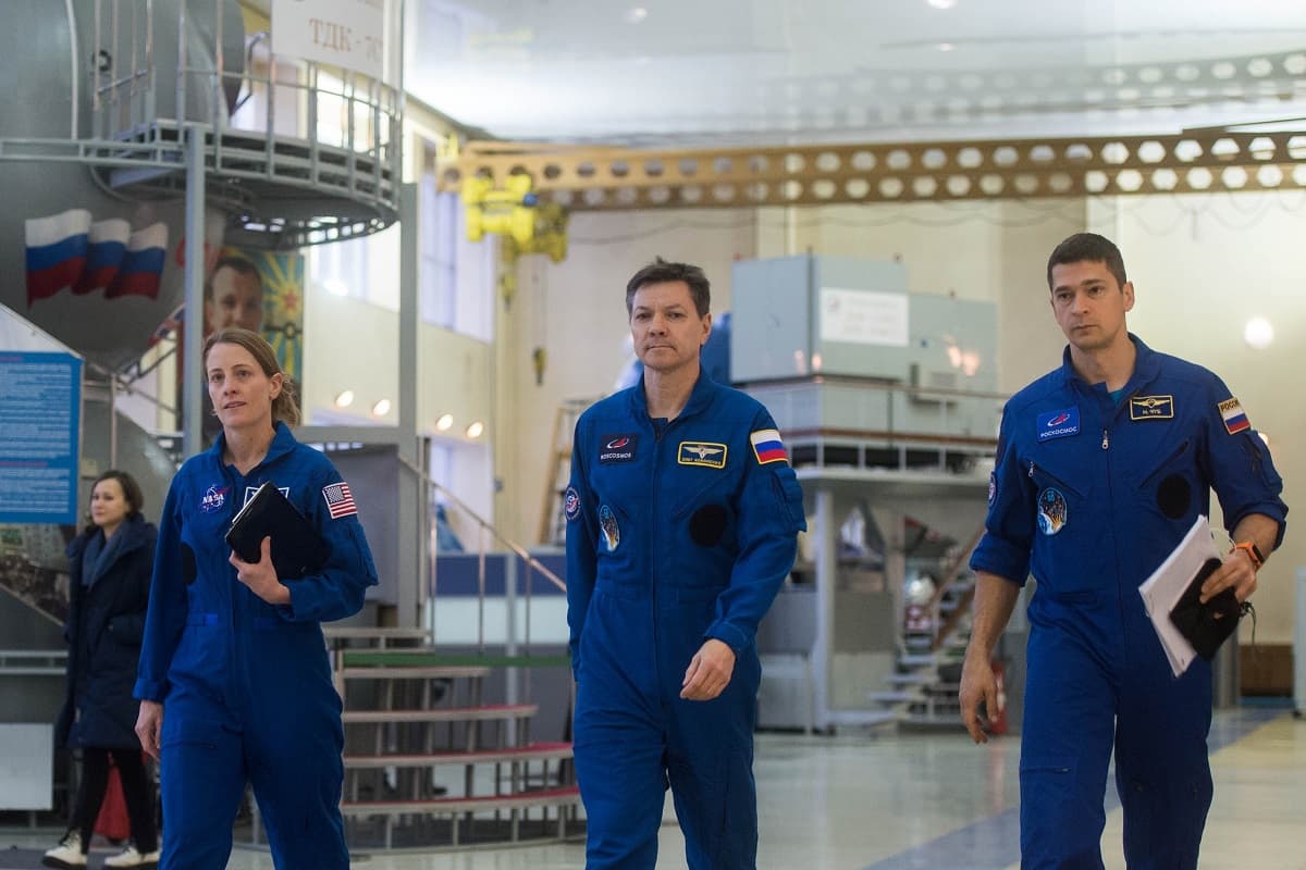 oleg-kononenko-vmeste-s-gotovyashchimsya-k-poletu-ekipazhem-otrabatyvayut-neshtatnye-situacii