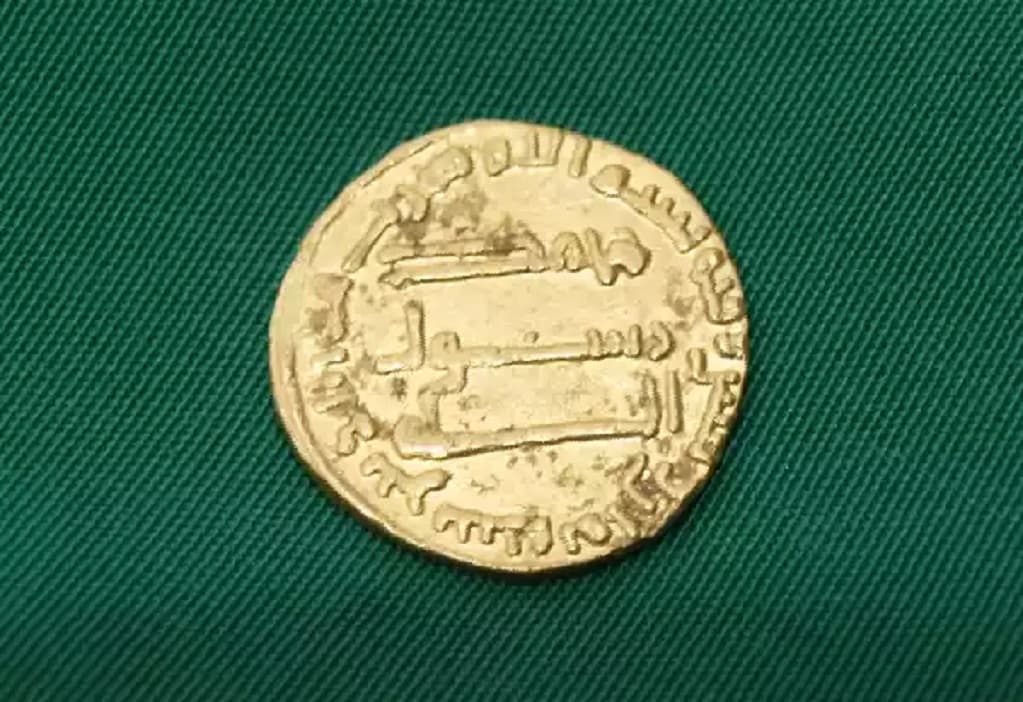 A gold coin of the Abbasid Caliphate was transferred to the Mary Museum