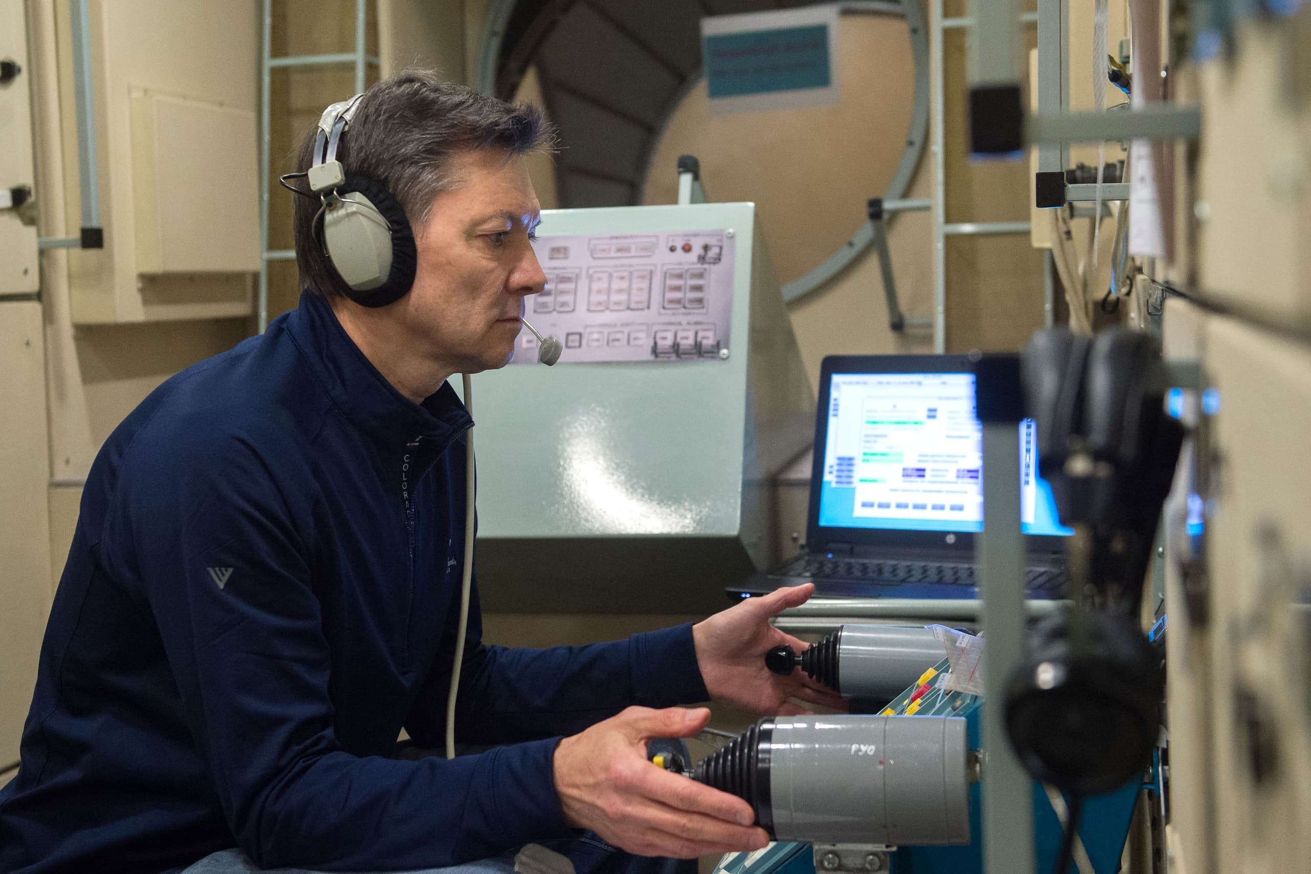oleg-kononenko-practicing-skills-managing-docking-cargo-spacecraft