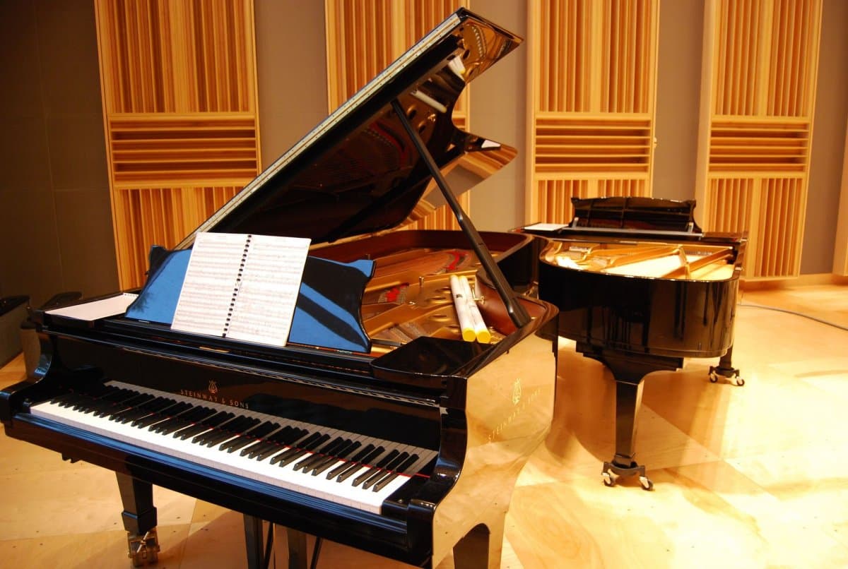 The Prime Minister of the Russian Federation presented a grand piano to the Turkmen-Russian school in Ashgabat