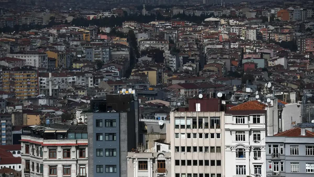 Stambulyň häkimligi islendik wagt ýykylyp biljek binalary aýyrmaga başlady