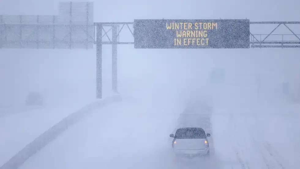 A snow storm in the United States left about 900 thousand residents without electricity