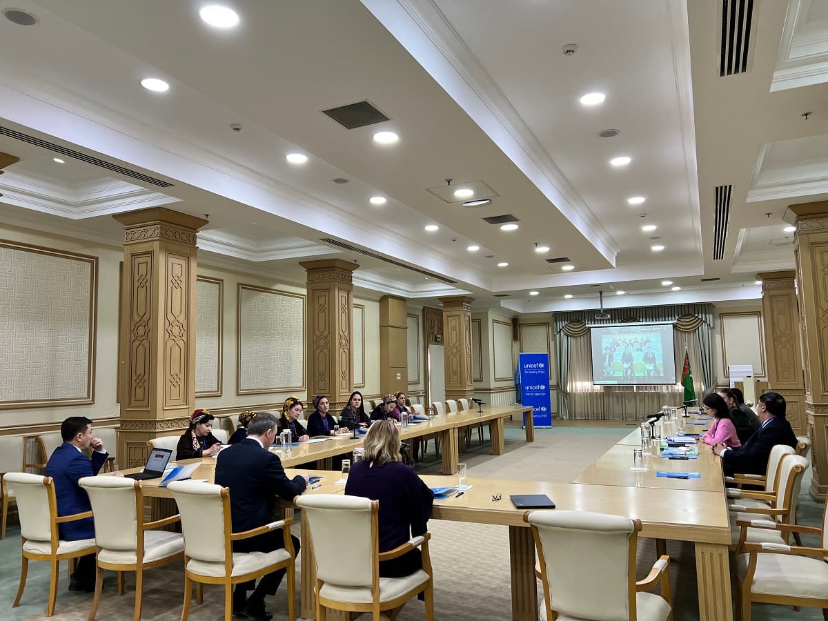 UNICEF Türkmenistanyň Goranmak ministrligi bilen birlikde adatdan daşary ýagdaýlarda çagalary goramak meseleleri boýunça seminar geçirdi