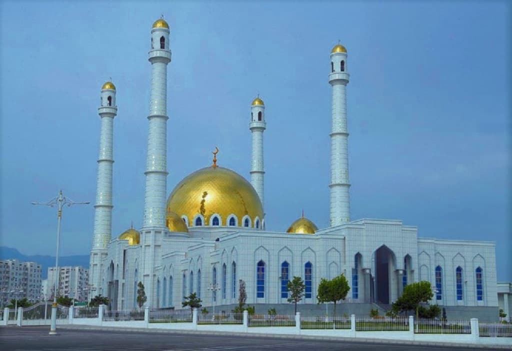 Aşgabat metjidinde Türkiýede bolup geçen ýertitreme zerarly şehit bolanlaryň, öten-geçenleriň hatyrasyna sadaka berildi