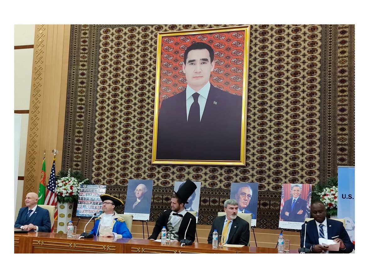 ekskurs-v-istoriyu-kak-prezidenty-ssha-vstretilis-za-odnim-stolom-v-ashhabade