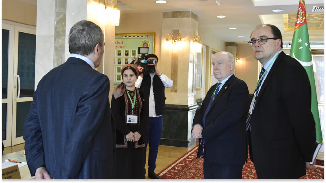 chleny-missii-nablyudatelej-sng-postelili-izbiratelnye-uchastki-ashhabada