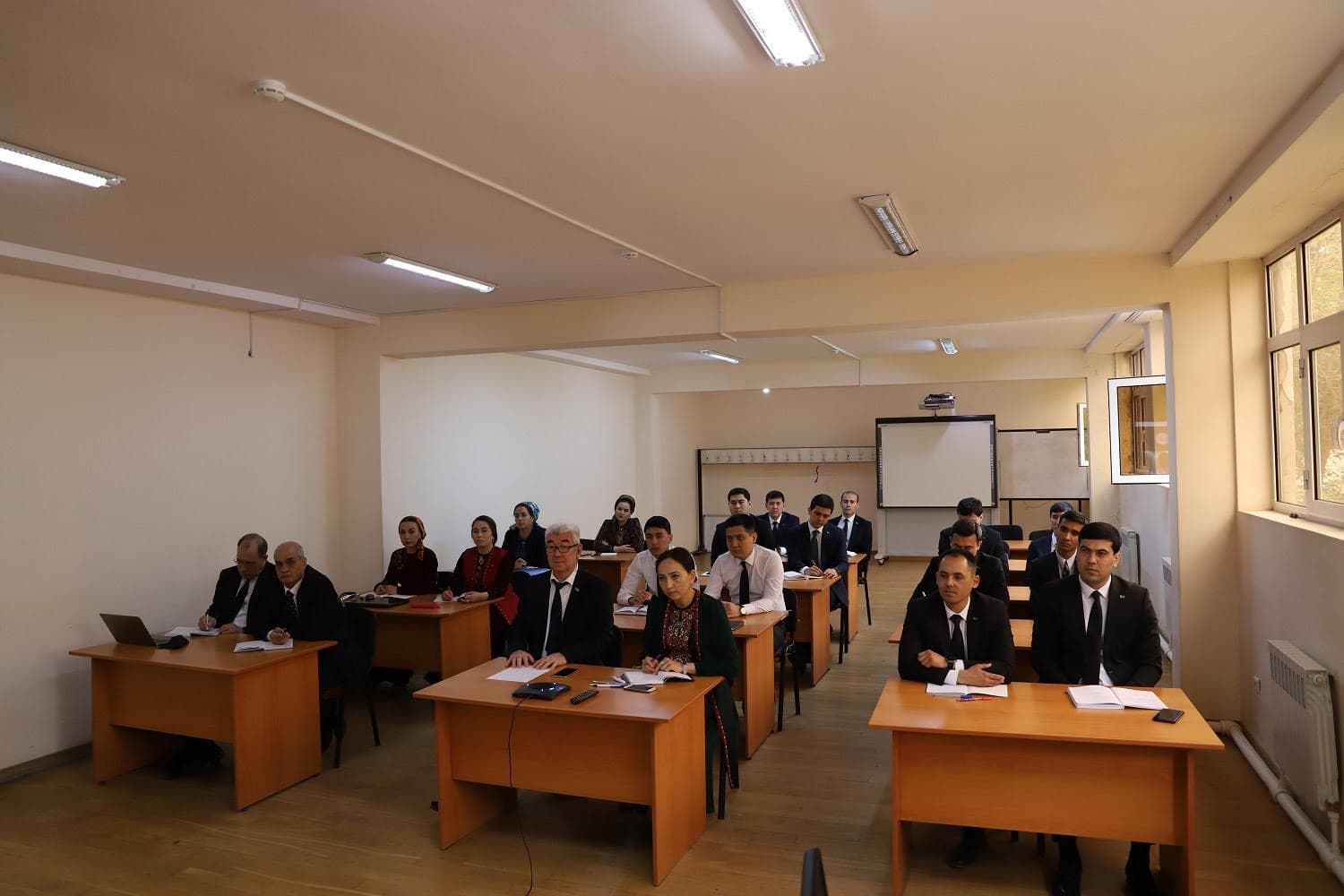 Representatives of various ministries and departments, the Mejlis, the Central Bank of Turkmenistan, the Academy of Public Administration under the President of Turkmenistan, as well as employees of the Ashgabat City Hall are taking part in the five-day seminar "Global Trends in the digital Economy".