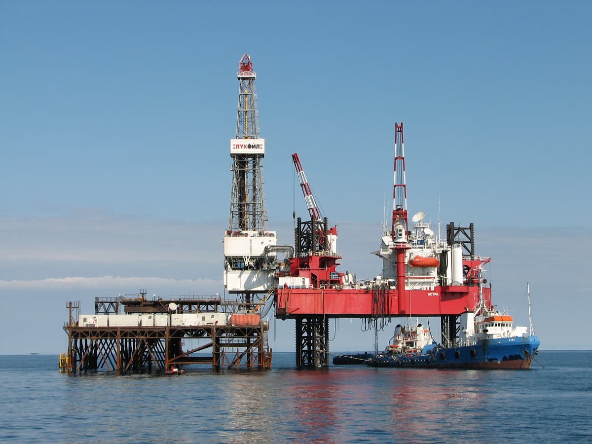 Страны ОПЕК+ сократят добычу нефти до конца года