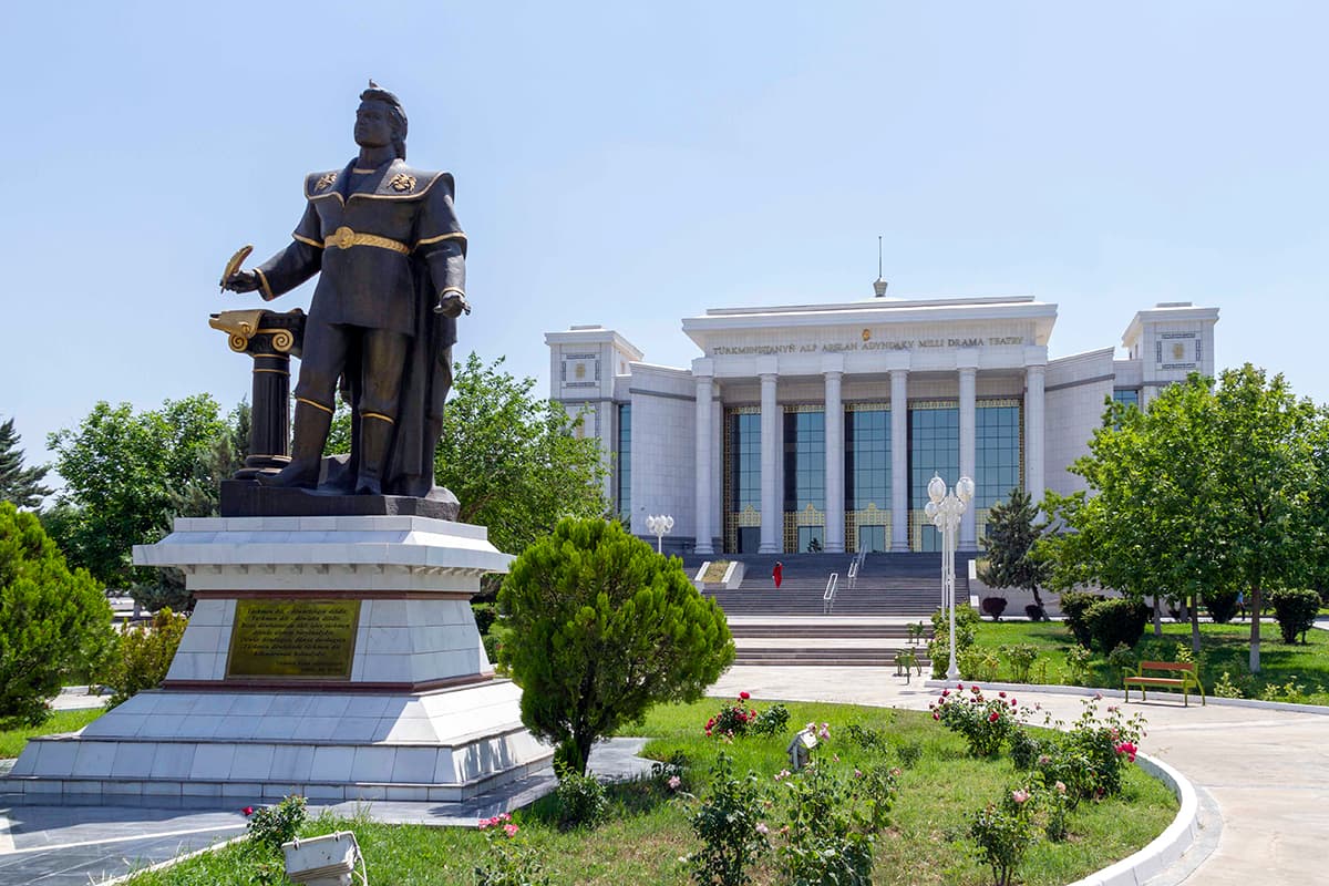 Репертуар Национального драматического театра Туркменистана имени Алп Арслана на 8-9 апреля