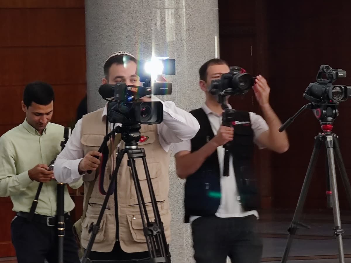 smi-v-epohu-ii-socsetej-i-fejkov-kto-kachaet-novuyu-neft-i-lisa-v-kuryatnike