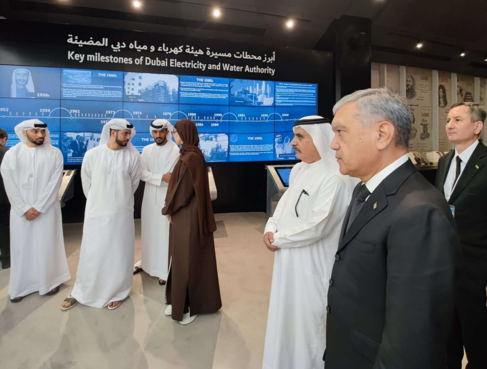 turkmenskaya-delegaciya-posetila-solnechnyj-park-v-dubae-chistaya-energiya-i-voda-iz-pustyni