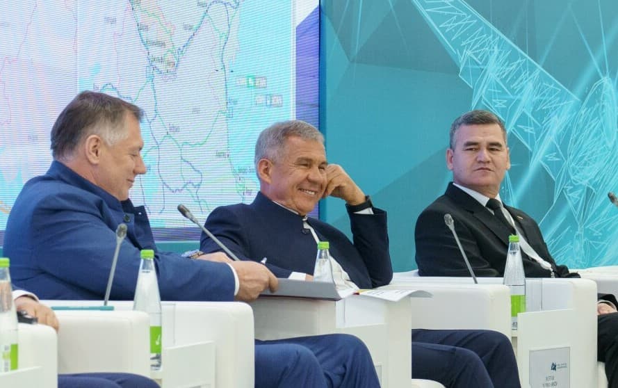 На полях KazanForum состоялась встреча Чакыев–Хуснуллин/Минниханов