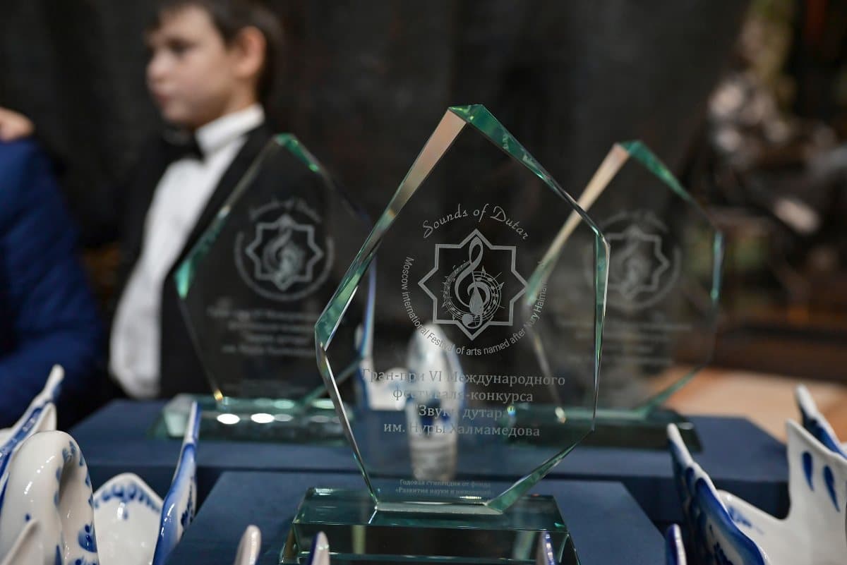 moscow-festival-sounds-dutar-waiting-musicians-performance-competition