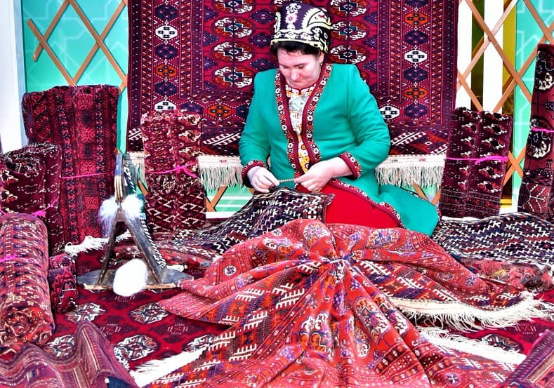 president-serdar-berdimuhamedov-conferred-honorary-titles-carpet-industry-workers