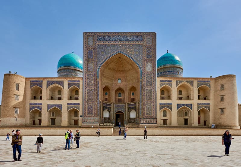 buharadaky-meshur-medrese-yene-de-russiyaly-talyplary-kabul-eder