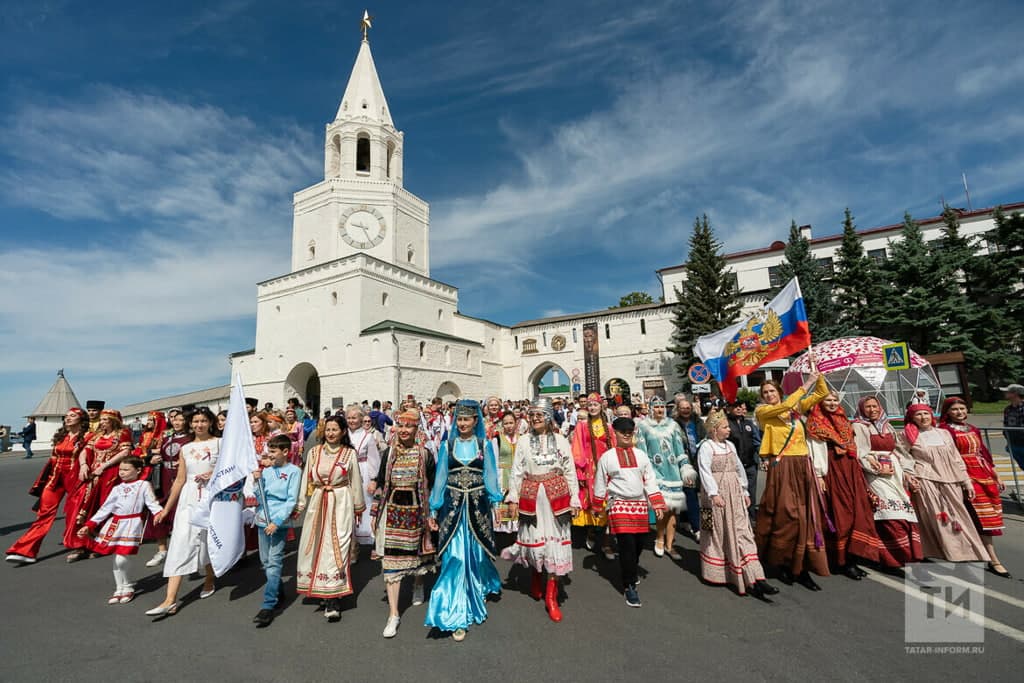 Туркменские студенты приняли участие в Параде дружбы народов в Казани ко Дню России