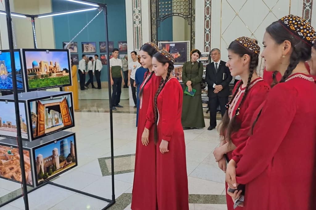 В Ашхабаде открылась фотовыставка стран-участниц ТЮРКСОЙ