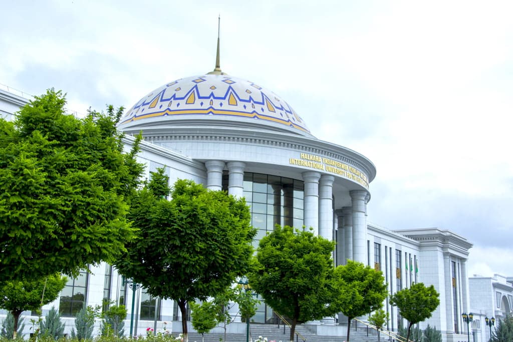 vypuskniki-turkmenskih-vuzov-vpervye-poluchat-diplomy-bez-obyazatelnoj-otrabotki