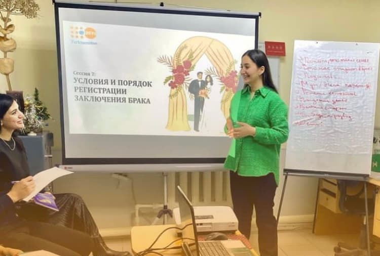 ЮНФПА в Туркменистан проводит тренинги для вступающих в брак пар
