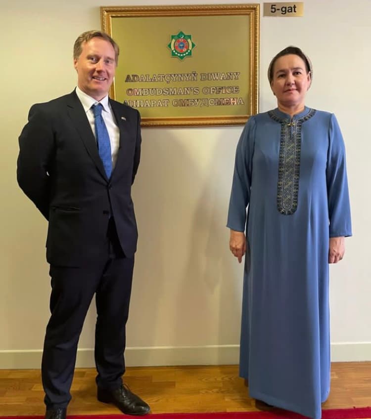 Türkmenistanyň adam hukuklary boýunça ygtyýarly wekili (adalatçy) Ýazdursun Gurbannazarowa Beýik Britaniýanyň we Demirgazyk Irlandiýanyň Birleşen Patyşalygynyň Türkmenstandaky ilçisi Stiwen Konlon bilen duşuşdy.