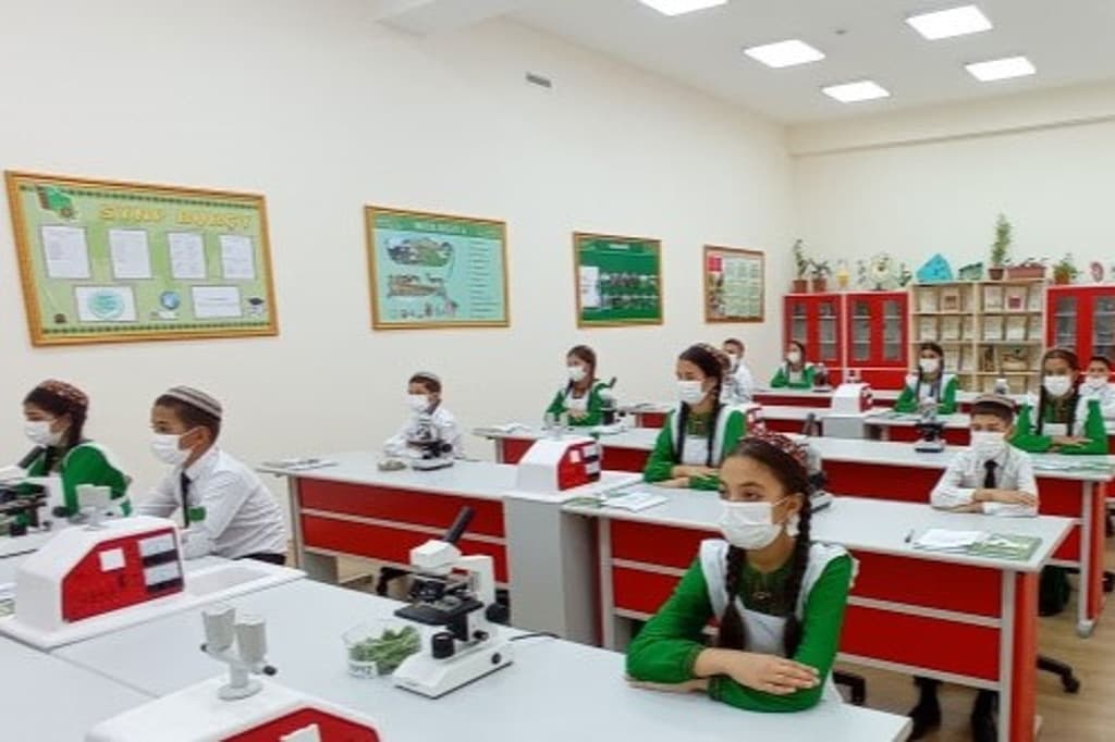 Ýakynlaşyp gelýän okuw ýylyny Lebap welaýatynyň mekdep okuwçylarynyň 5 müňe golaýy täze bilim ojaklarynda garşylar. Has dogrusy täze okuw ýylynyň ilkinji gününde sebitde umumybilim berýän orta mekdepleriň 8-si we 1 sany çagalar bagy açylyp ulanmaga berler. Bu barada Türkmenistanyň resmi metbugaty habar berýär.