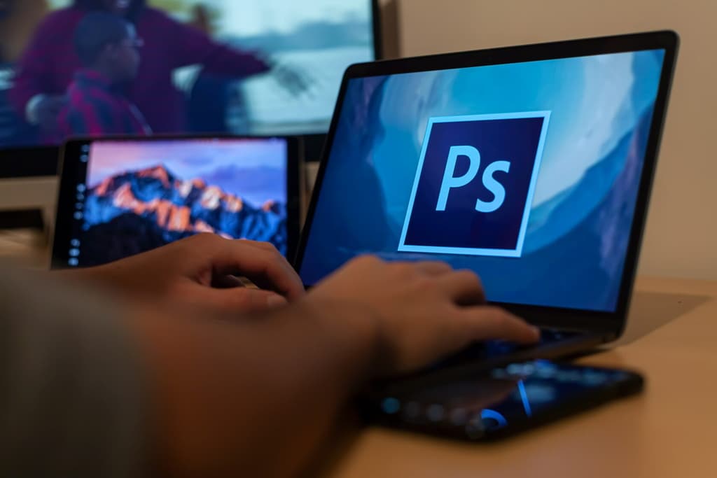 С помощью ИИ в Photoshop можно будет дорисовать окружение объекта на фото