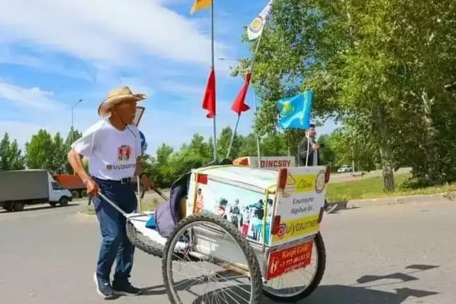73-year-old Kazakhstani goes on a walking tour around the world, wanting to get into the Guinness Book of Records