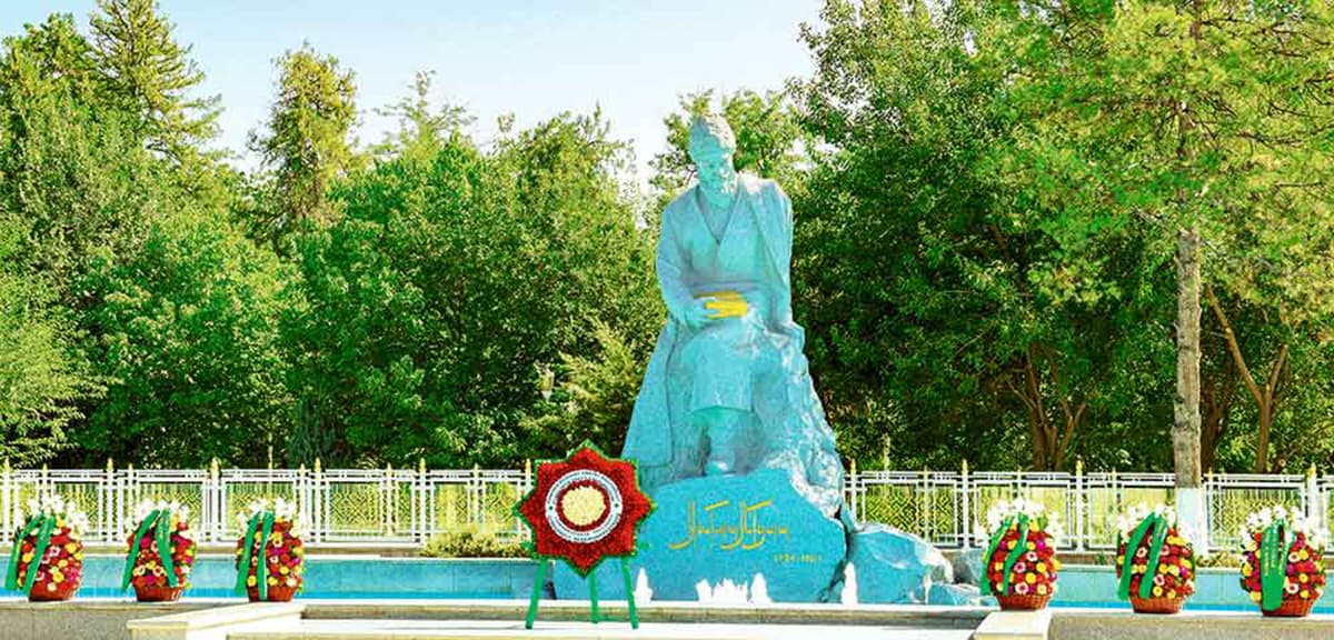 В Ашхабаде прошла творческая акция возле памятника Махтумкули Фраги