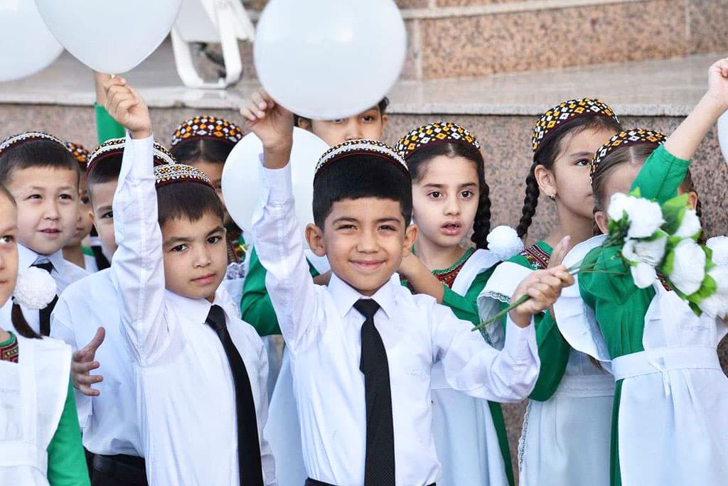 tysyacham-pervoklassnikam-po-vsemu-turkmenistanu-vruchili-noutbuki-1-sentyabrya