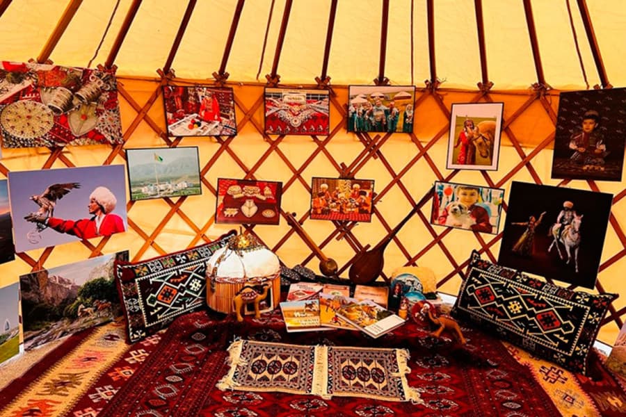 The Turkmen "white yurt" with national exhibits became the decoration of the folklore festival in Romania