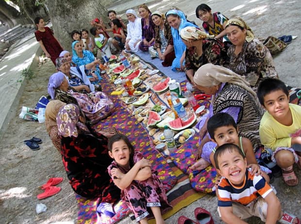 Uzbekistan: Neighbor's news in a short line
