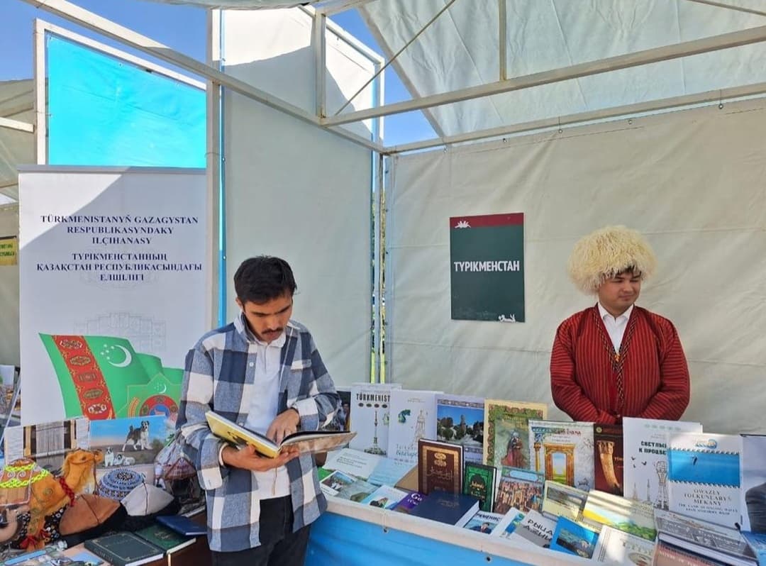Туркменский павильон привлек внимание на книжном фестивале в Астане