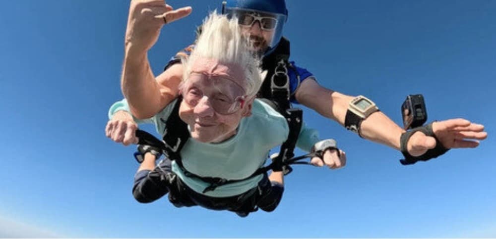 104 ýaşly zenan iň garry paraşýutçy hökmünde Ginnesiň rekordlar kitabyna dalaş edýär