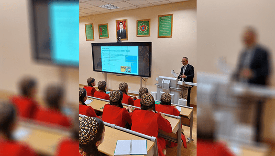 Преподаватели ведущих университетов мира провели лекции для студентов туркменского вуза