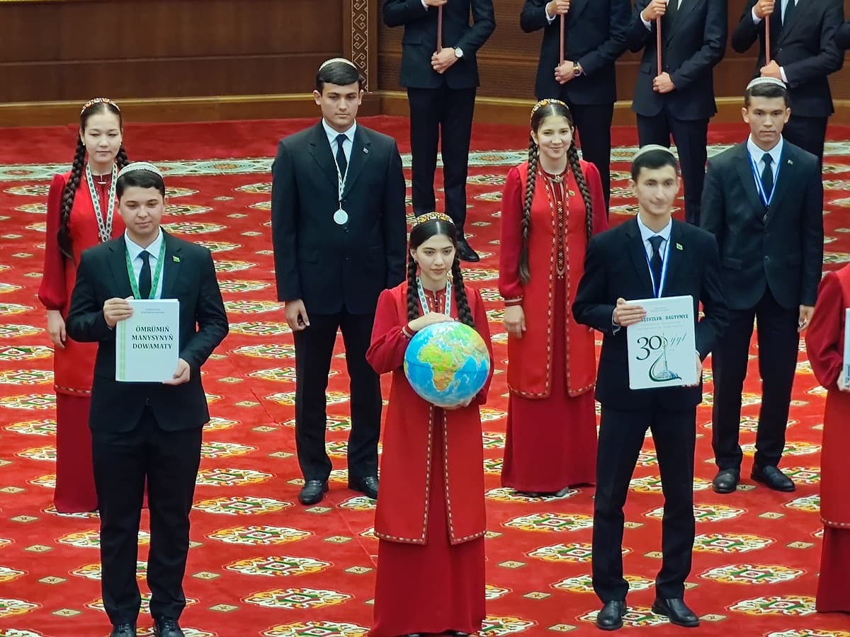 molodezh-i-mir-kak-sozdayutsya-osnovy-druzhby-narodov-v-novom-veke