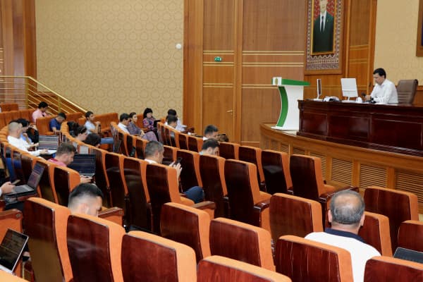 Bidding on SCRMET: jet fuel, velvet fabric and handmade carpets were sold at the auction