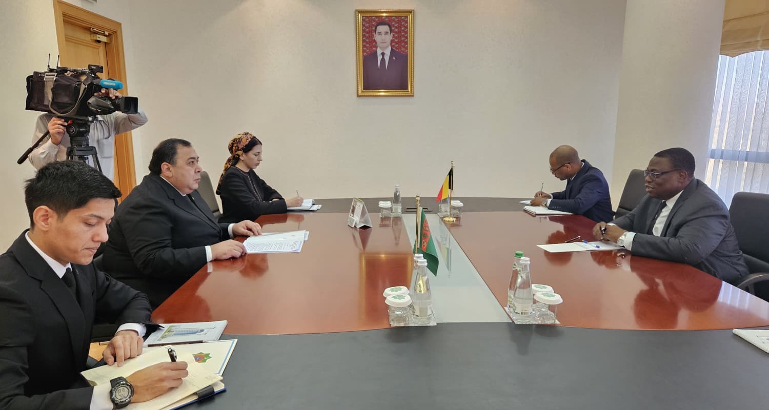 Benin Respublikasynyň ilçisi Türkmenistanyň Daşary işler ministrliginde ynanç hatlarynyň nusgalaryny gowşurdy