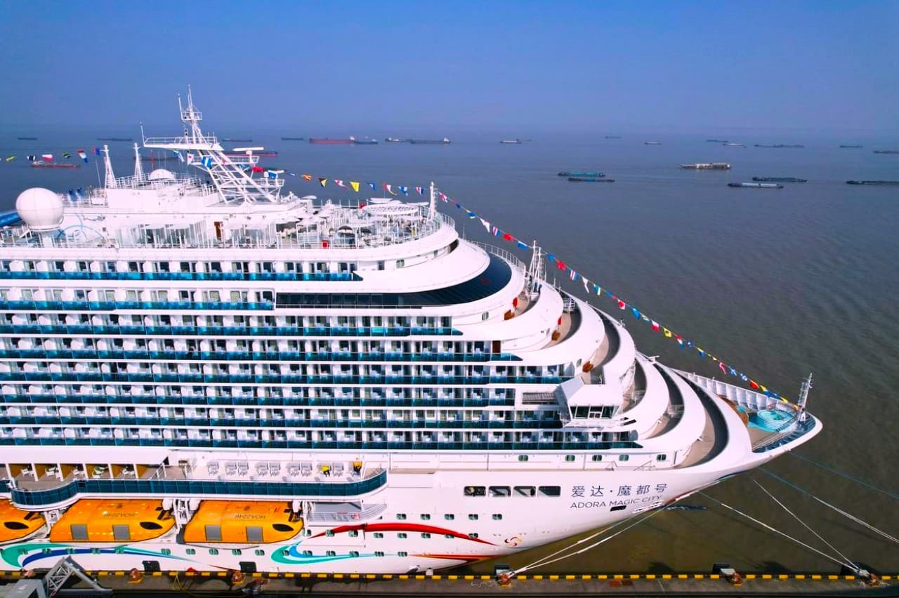 pervyj-kruiznyj-lajner-kitajskogo-proizvodstva-vpervye-otpravilsya-v-kommercheskij-rejs