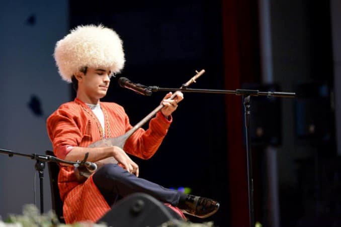 albom-turkmenskogo-bahshi-voshel-v-spisok-izbrannyh-po-versii-ispanskogo-radio