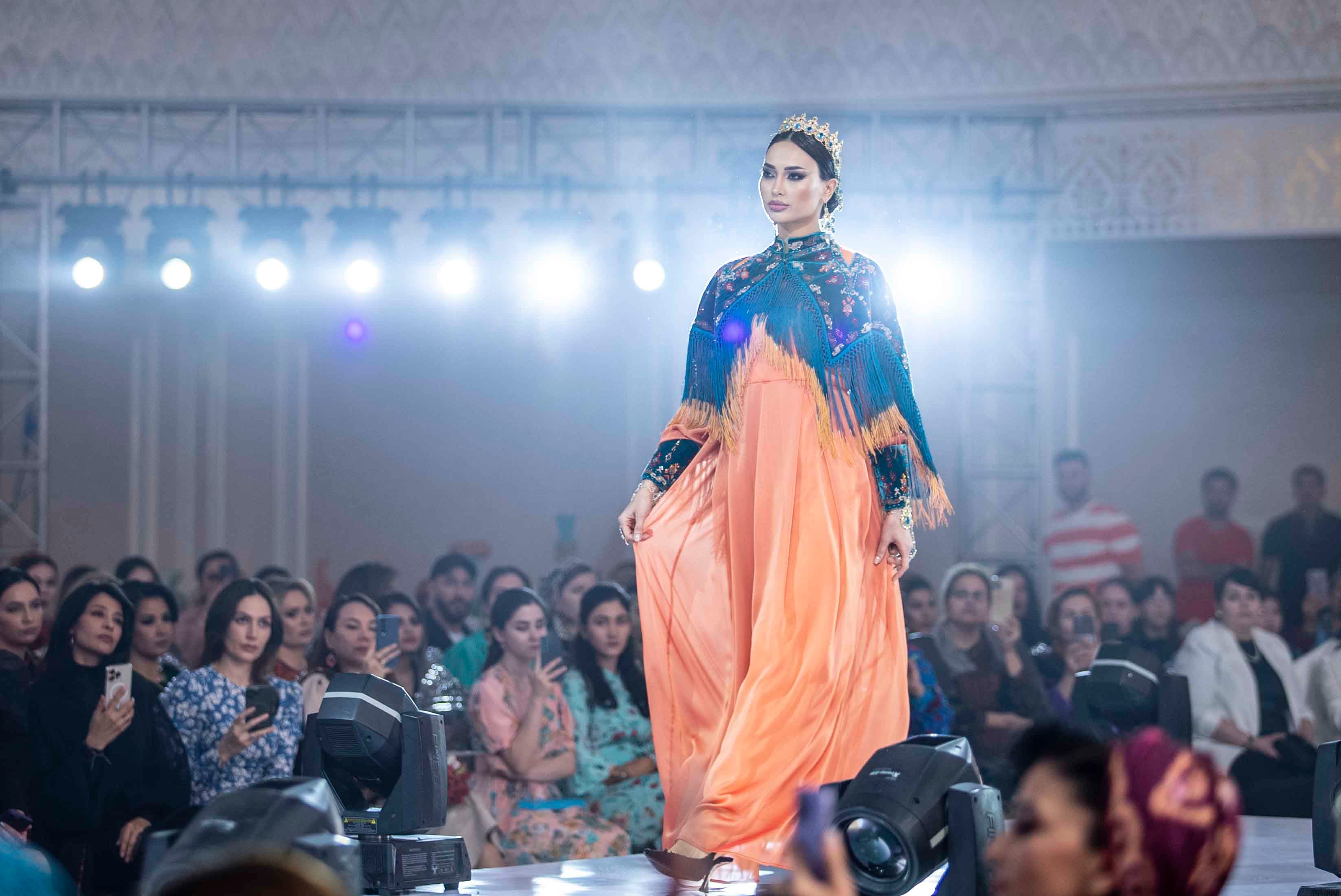 Türkmen moda öýi bolan Asman, ýekşenbe güni, 21-nji ýanwarda Parižde geçiriljek Oriental Fashion Show-iň nobatdaky sanyna gatnaşar. Bu çäre, Senyň kenaryndaky Şangri-La köşgüniň taryhy zallarynda, Eýfel diňiniň garşysynda bolar.