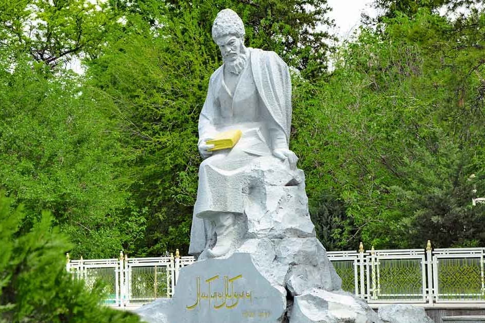 В Туркменистане учредили медаль в честь 300-летия Махтумкули Фраги