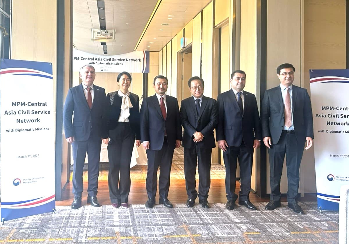 yuzhnaya-koreya-zapuskaet-so-stranami-centralnoj-azii-programmu-po-podgotovke-gossluzhashchih