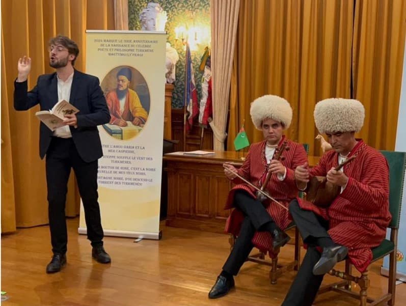 vo-francuzskom-mezon-laffite-prozvuchali-stroki-mahtumkuli