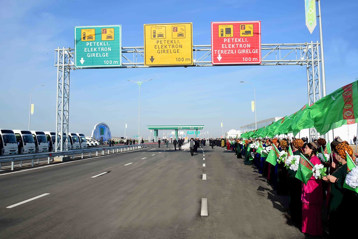 serdar-berdymuhamedov-prinyal-uchastie-v-otkrytii-vysokoskorostnoj-trassy-tedzhen-mary