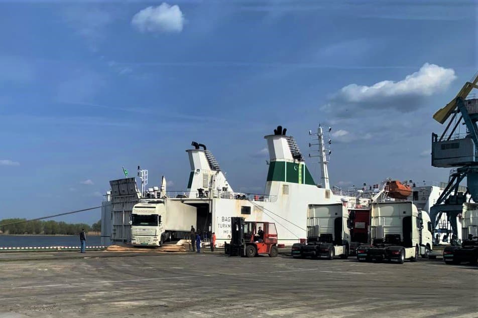 Паром из Туркменбаши, доставив в астраханский порт томаты, возвращается с сырами