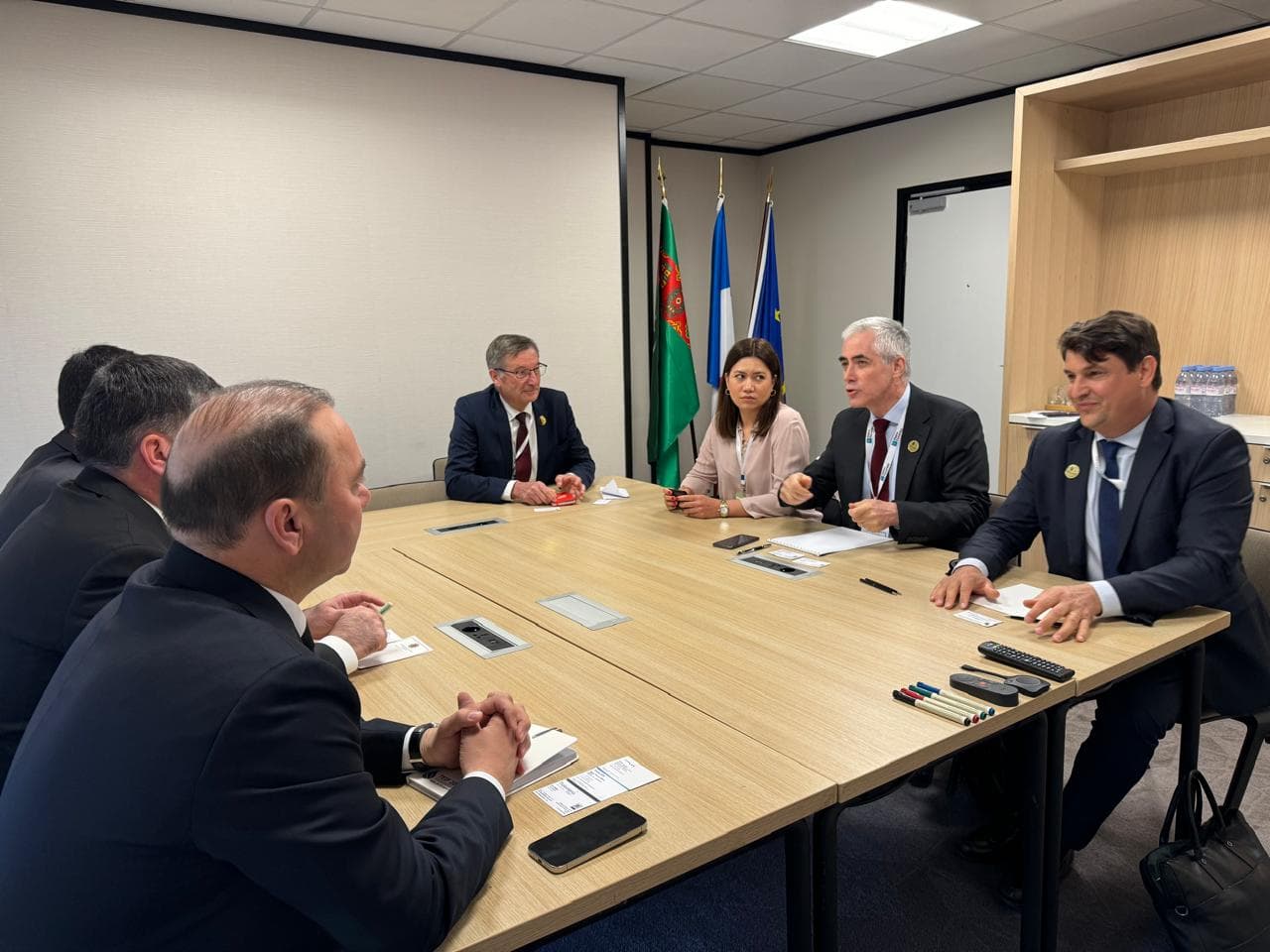 rukovoditel-agentstva-turkmensvyaz-provel-v-parizhe-peregovory-s-airbus-i-thales