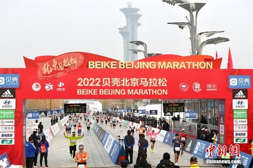 beguny-s-narusheniyami-zreniya-i-sluha-prisoedinilis-k-ezhegodnomu-pekinskomu-marafonu