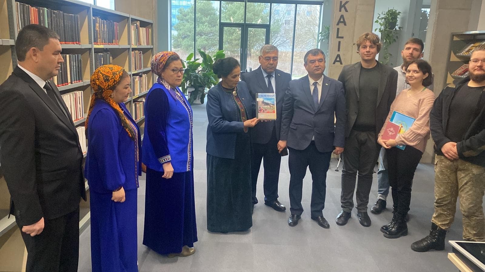 uchyonye-iz-turkmenistana-issleduyut-nasledie-mahtumkuli-fragi-v-poznani