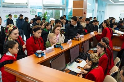 Министерство образования Туркменистана 7-8 декабря провело соревнование по робототехнике среди молодежи в Международном университете нефти и газа имени Ягшыгелди Какаева. Мероприятие собрало более 200 талантливых школьников, студентов вузов, слушателей частных образовательных учреждений и молодых специалистов из города Аркадаг, Ашхабада и всех регионов страны.