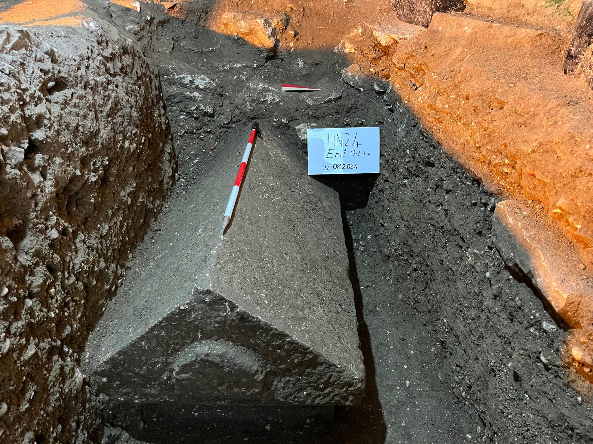 v-antale-obnaruzhen-drevnij-sarkofag